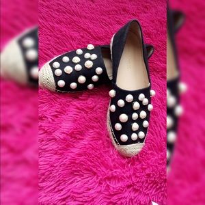 I’m selling a pair of Thea flats